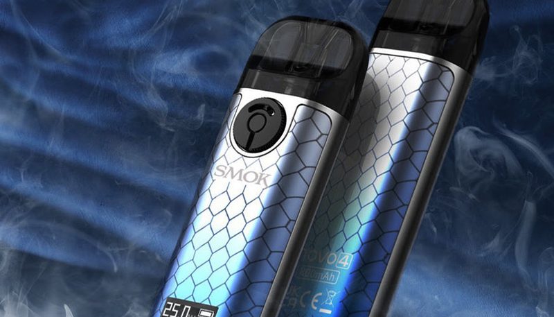 มือใหม่เปิดกล่อง Vaporizer ระดับเริ่มต้น บนโต๊ะมีเครื่อง Vaporizer สีขาว สายชาร์จ USB หัวตักสมุนไพรขนาดเล็ก และคู่มือเริ่มต้นใช้งาน แต่ละชิ้นมีป้ายลูกศรกำกับชื่อภาษาไทย