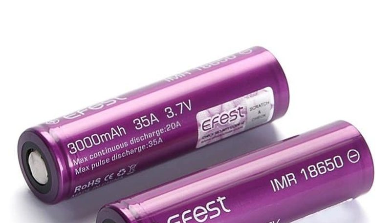เปรียบเทียบขนาดแบตเตอรี่ 18650 และ 21700 วางคู่กัน แสดงฉลากขนาด 18x65mm และ 21x70mm