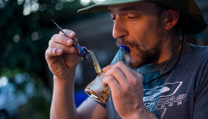 ภาพขั้นตอนการทำ Dab 7 ขั้นตอน: จุด Torch อุ่น Banger รอเย็น วางสารสกัด ใส่ Carb Cap ดึงไอ และทำความสะอาด