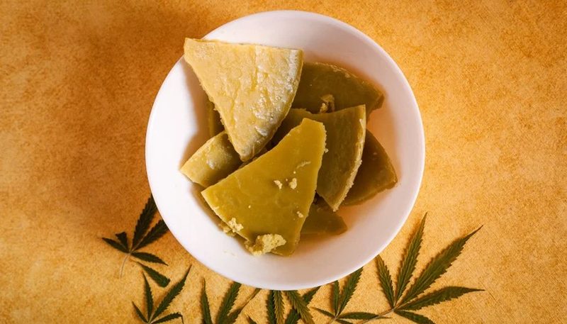 ภาพเปรียบเทียบก่อน-หลัง Decarboxylation ด้านซ้ายเป็นสารสกัดแข็งสีเหลืองอำพันวางบนจานทนความร้อน ด้านขวาคือสารสกัดเดียวกันที่หลอมเหลวเป็นน้ำมันเดือดมีฟองอากาศผุดหลังจากอุ่น 115°C