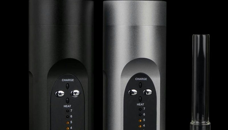 Arizer Solo 3 แสดงปุ่ม 3 ปุ่มชัดเจน ปุ่มบนเปิด-ปิด ปุ่มซ้ายเพิ่มอุณหภูมิ ปุ่มขวาลดอุณหภูมิ มี Glass Stem แก้วยาวต่ออยู่บนเครื่อง ป้ายชื่อภาษาไทยกำกับแต่ละปุ่ม
